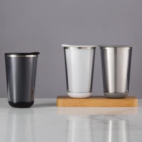 Tassen und Becher